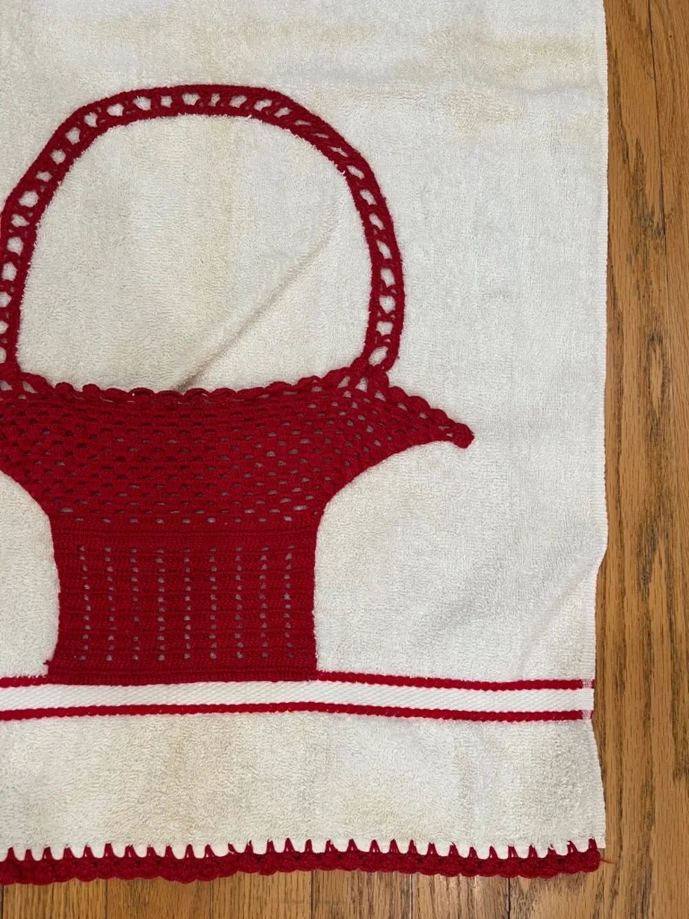 Vtg Fieldcrest Bath Towel W/Red Crochet Basket Pocket & Edging MCM Bathroom READ